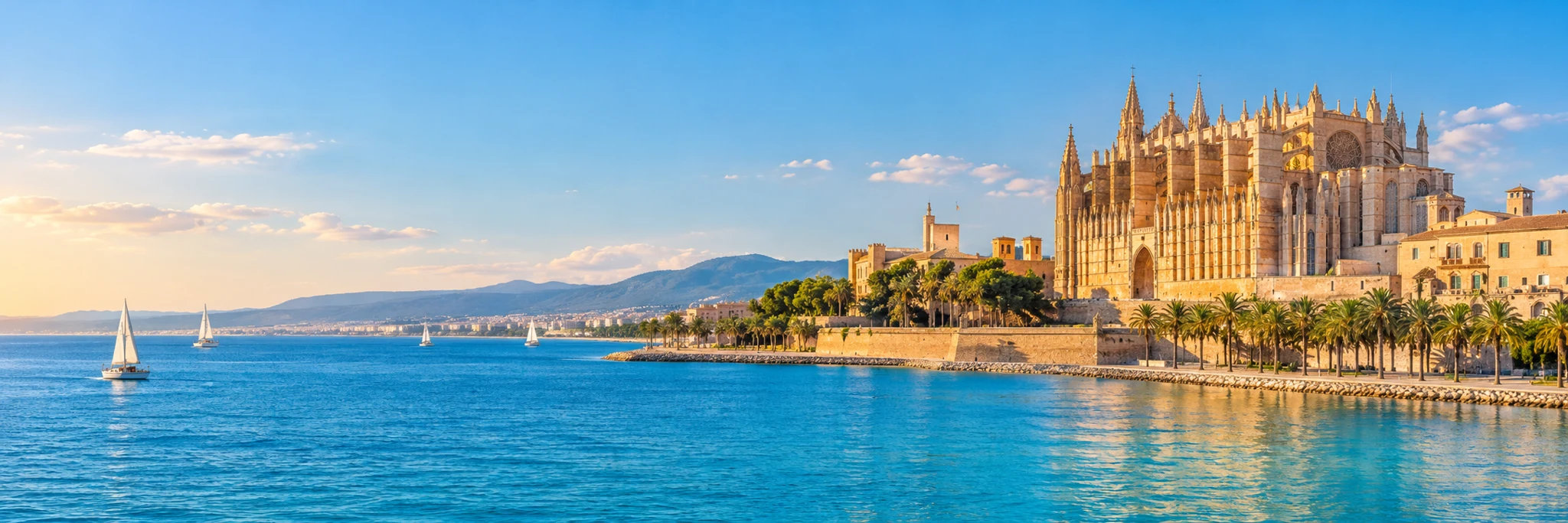 KI-generierte Ansicht: Palmas Kathedrale La Seu mit Palmen und Meer im warmen Abendlicht.