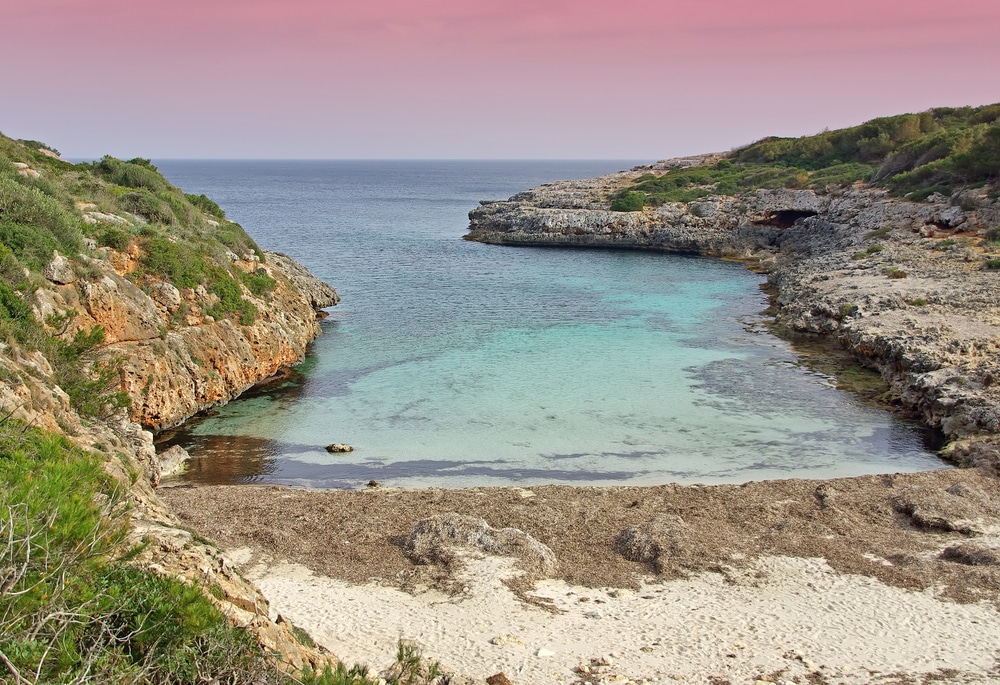 Cala Brafi – Mit Felsen gemischter Strand im Südosten Mallorcas