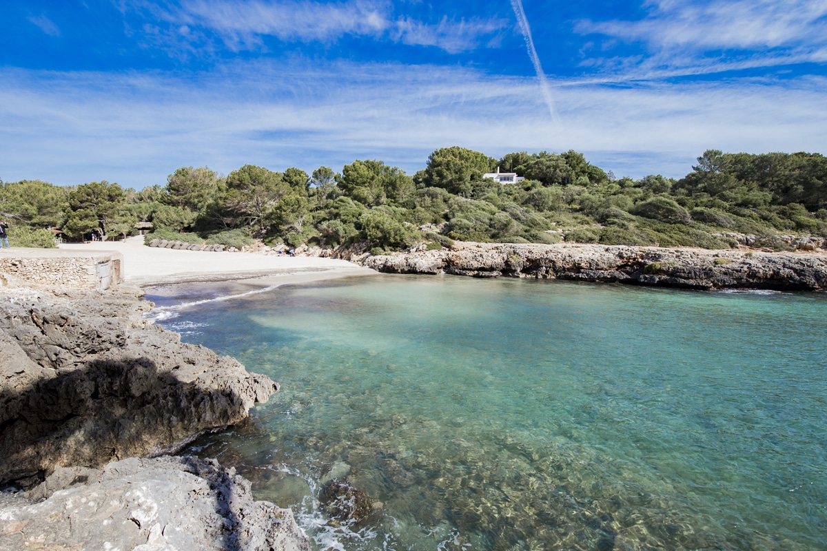 Cala Sa Nau – Von Felsen eingerahmte Bucht im Südosten Mallorcas