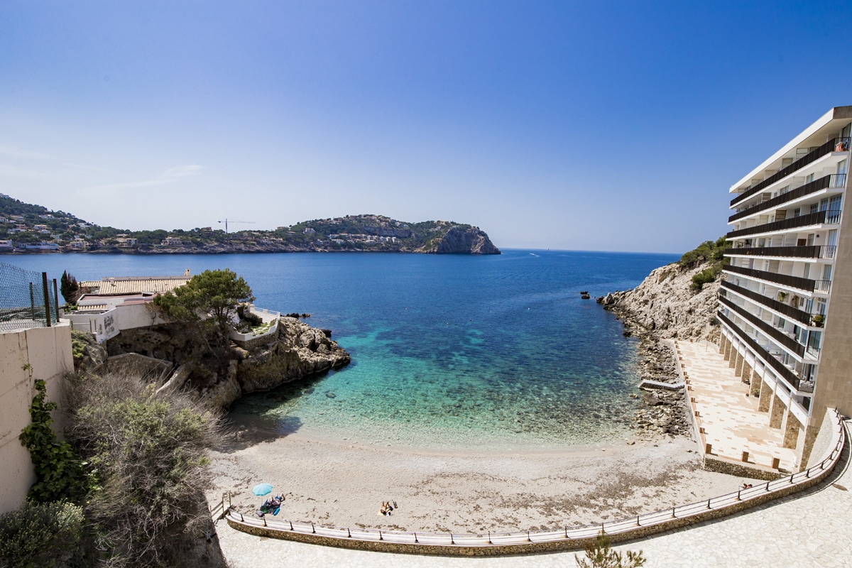 Kleine Strand Cala Fonoll in Port d’Andratx im Südwesten Mallorcas