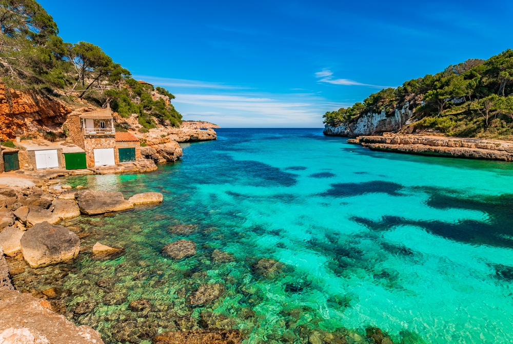 Strand Badia Blava – Kiesstrand auch Bahia Azul genannt im Süden von Mallorca