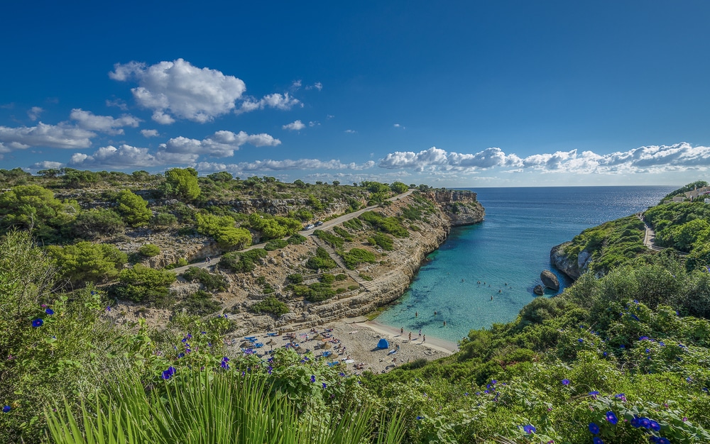 Strand Cala Antena – Bucht im Feriengebiet Calas de Mallorca im Osten von Mallorca