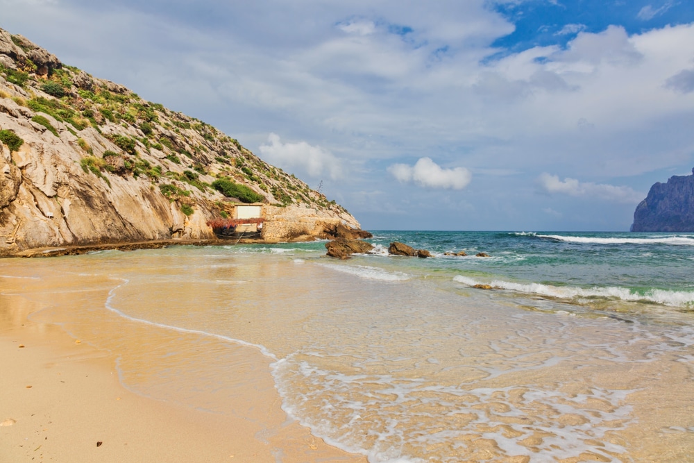 Strand Cala San Vicente – Malerischer Sandstrand im Nordosten Mallorcas