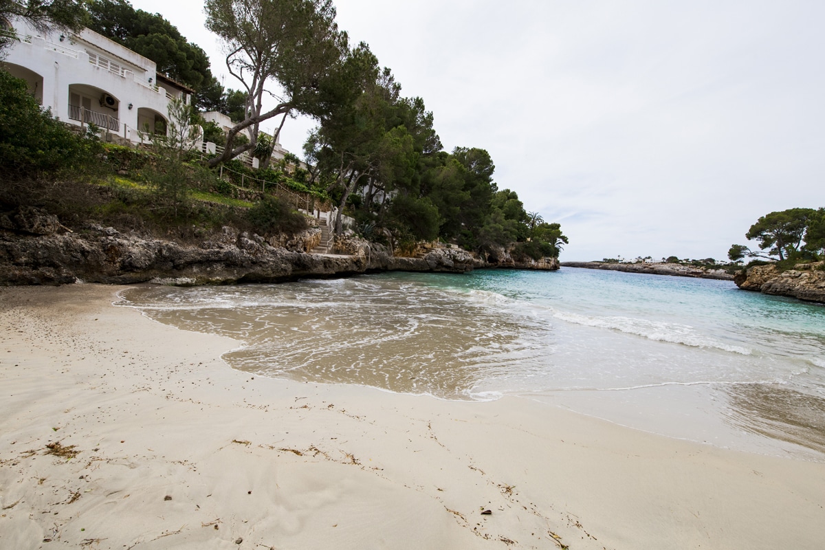 Strand Cala Serena – kleine Bucht mit winzigem Strand im…