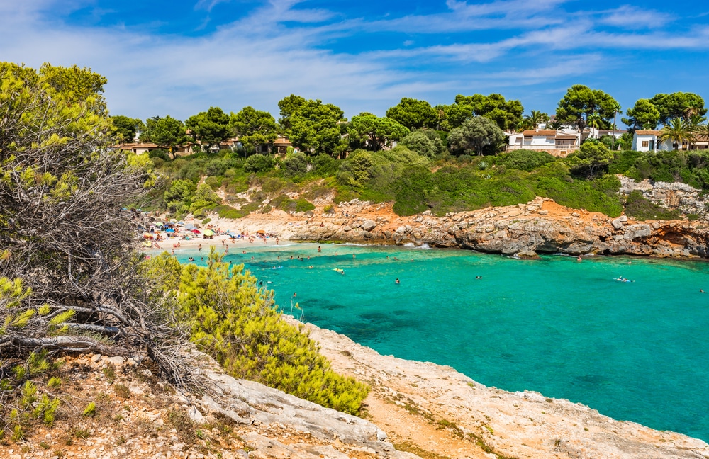 Strand Playa Anguila – Von flachen Felsen umrahmte Bucht im Osten Mallorcas