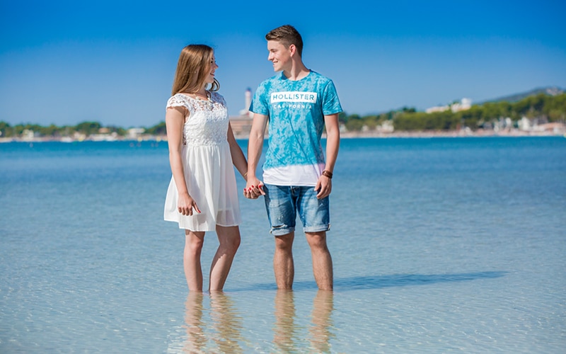 Fotoshooting in Zur Gemeinde Alcúdia gehören die historische Altstadt, Port d’Alcúdia, Mal Pas, Bonaire sowie weitere Küsten- und Naturbereiche. Dadurch lassen sich Kultur, Strand, Hafenleben und Ausflüge besonders gut miteinander verbinden. auf Mallorca