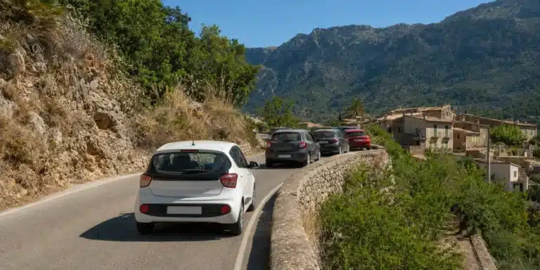 Mietwagen im dichten Verkehr auf einer schmalen Bergstraße der Serra de Tramuntana