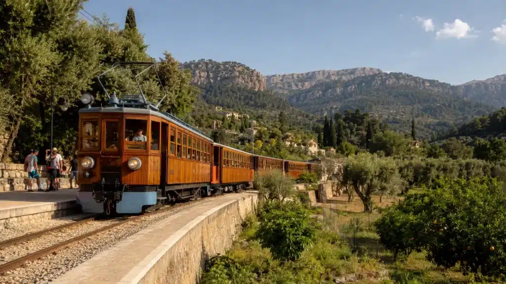 Historischer Sóller-Zug in der Tramuntana-Landschaft auf Mallorca