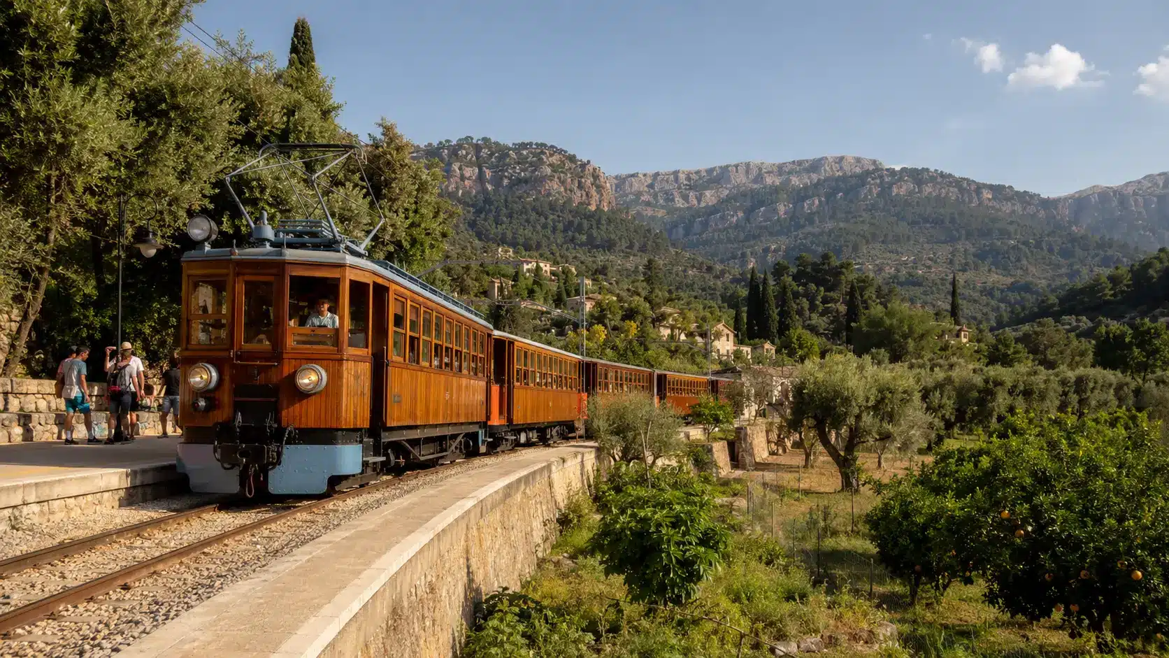Historischer Sóller-Zug in der Tramuntana-Landschaft auf Mallorca