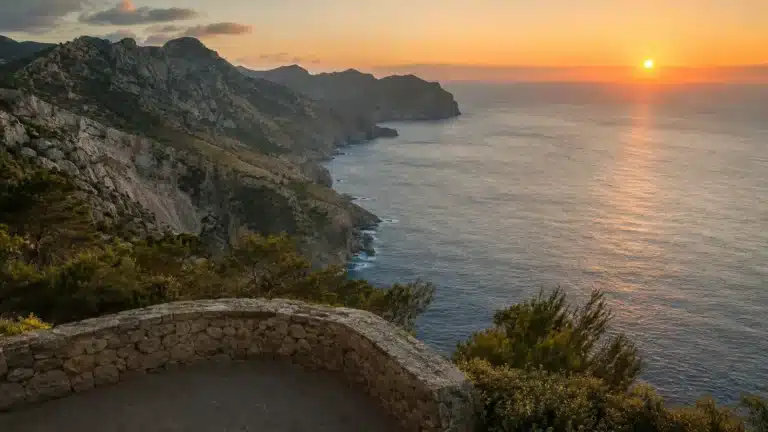 Sonnenuntergang über der felsigen Westküste Mallorcas und dem Mittelmeer
