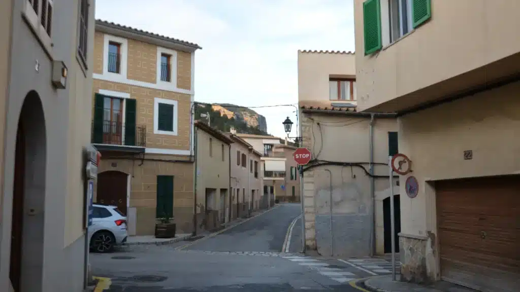 Traditionelle Gasse mit Natursteinhäusern in Alaró auf Mallorca
