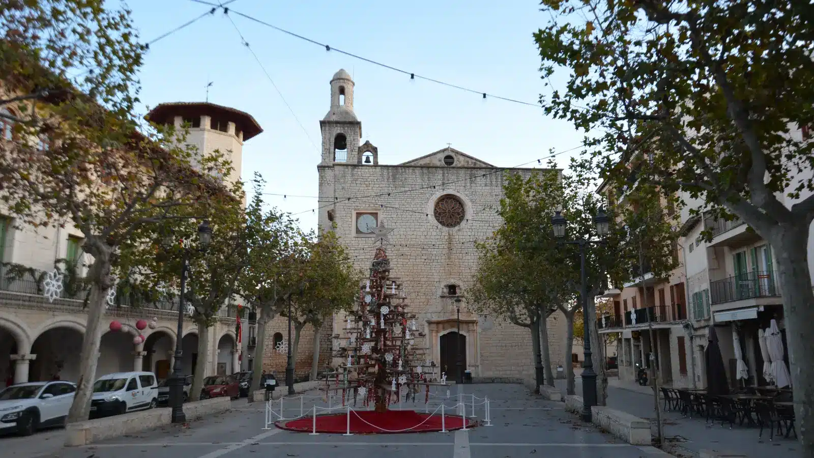 Alaró gehört zur Region Raiguer und Tramuntana-Vorland. Der Ort liegt am südöstlichen Rand der Serra de Tramuntana und ist als bergnaher markt- und wohnort ein sinnvoller Ausgangspunkt für Binissalem, Santa Maria del Camí, Inca. auf Mallorca – Strand, Küste und Atmosphäre