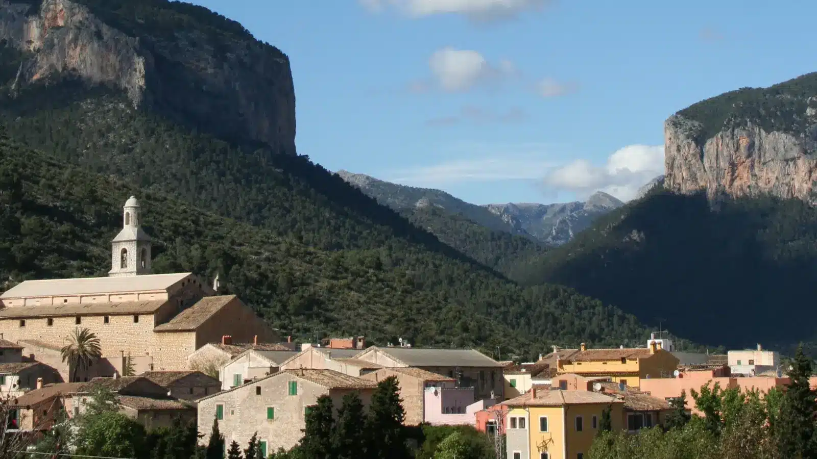 Panoramablick über Alaró und das Tramuntana-Vorland auf Mallorca