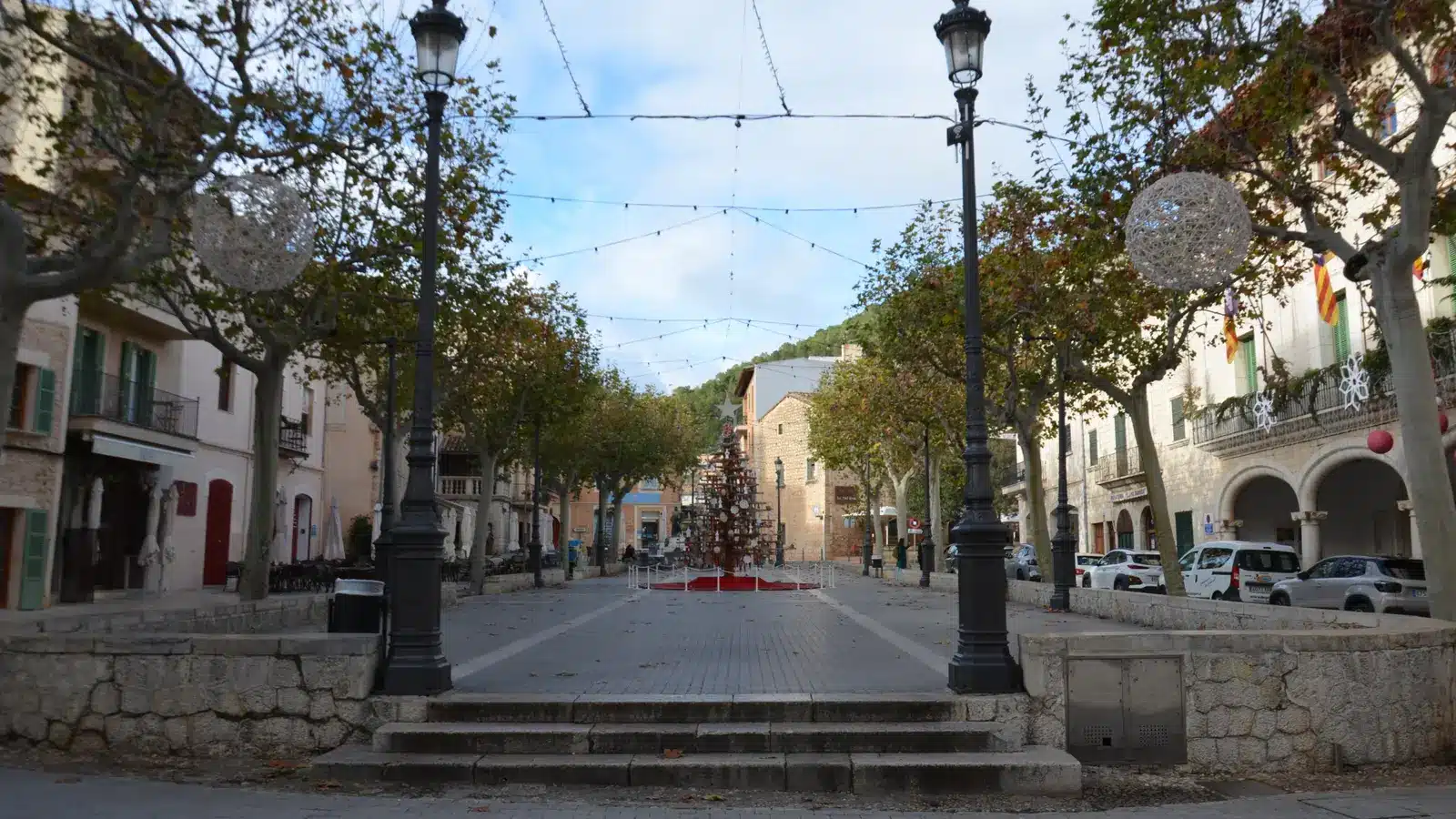 Alaró gehört zur Region Raiguer und Tramuntana-Vorland. Der Ort liegt am südöstlichen Rand der Serra de Tramuntana und ist als bergnaher markt- und wohnort ein sinnvoller Ausgangspunkt für Binissalem, Santa Maria del Camí, Inca. auf Mallorca – Sehenswürdigkeit und Landschaft