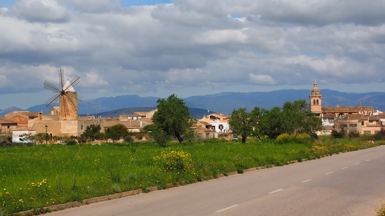 Sant Joan gehört zur Gemeinde Sant Joan. Die Seite behandelt den Ort als eigenständiges Reiseziel, ohne ihn mit der gesamten Gemeinde gleichzusetzen. Nachbarorte und Landschaftsziele haben eigene Zufahrten, Parklagen und Besuchszeiten und sollten deshalb als getrennte Bausteine geplant werden. auf Mallorca – Sehenswürdigkeit und Landschaft