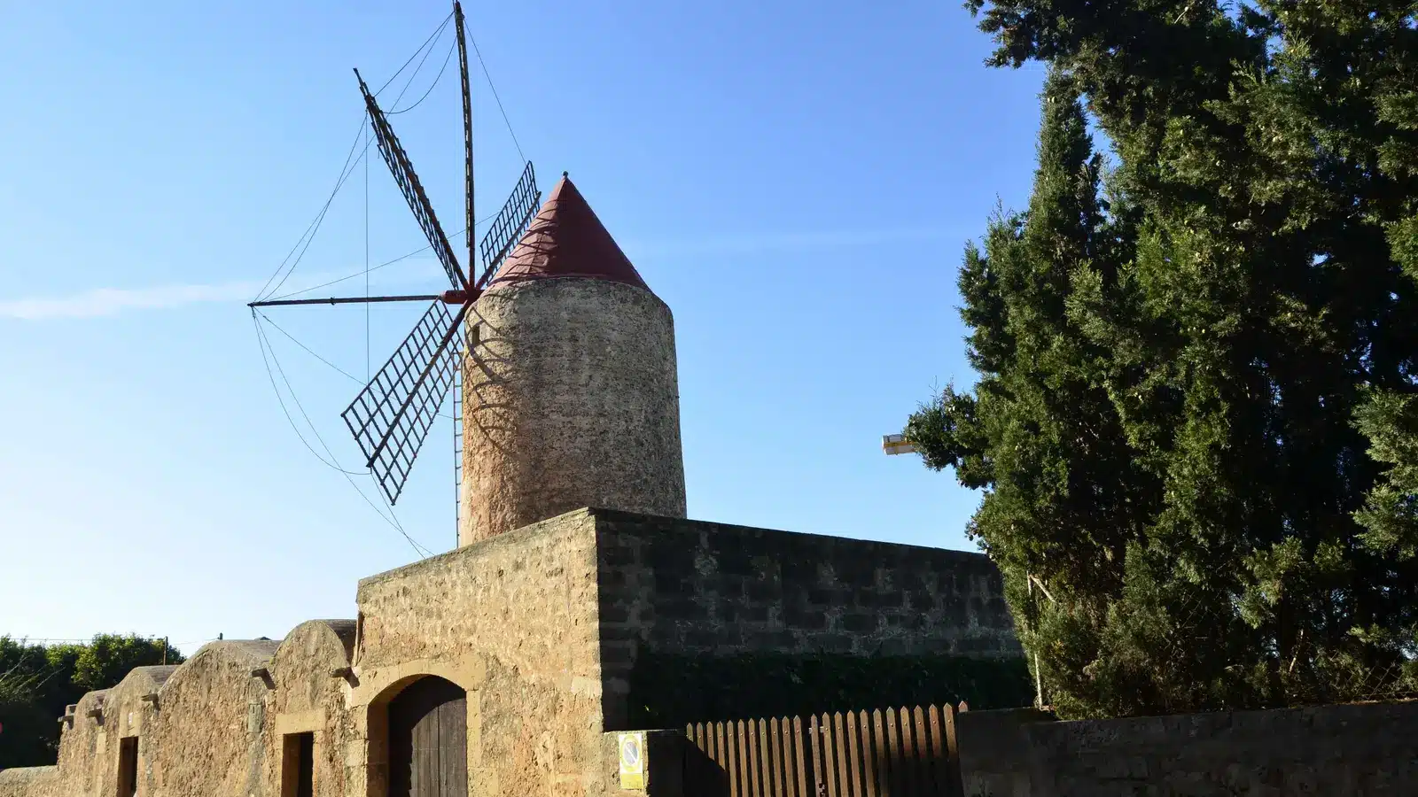 Fotoshooting in Sant Joan gehört zur Gemeinde Sant Joan. Die Seite behandelt den Ort als eigenständiges Reiseziel, ohne ihn mit der gesamten Gemeinde gleichzusetzen. Nachbarorte und Landschaftsziele haben eigene Zufahrten, Parklagen und Besuchszeiten und sollten deshalb als getrennte Bausteine geplant werden. auf Mallorca
