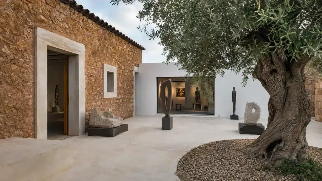 Moderne Kunstgalerie mit mediterranem Innenhof in Andratx