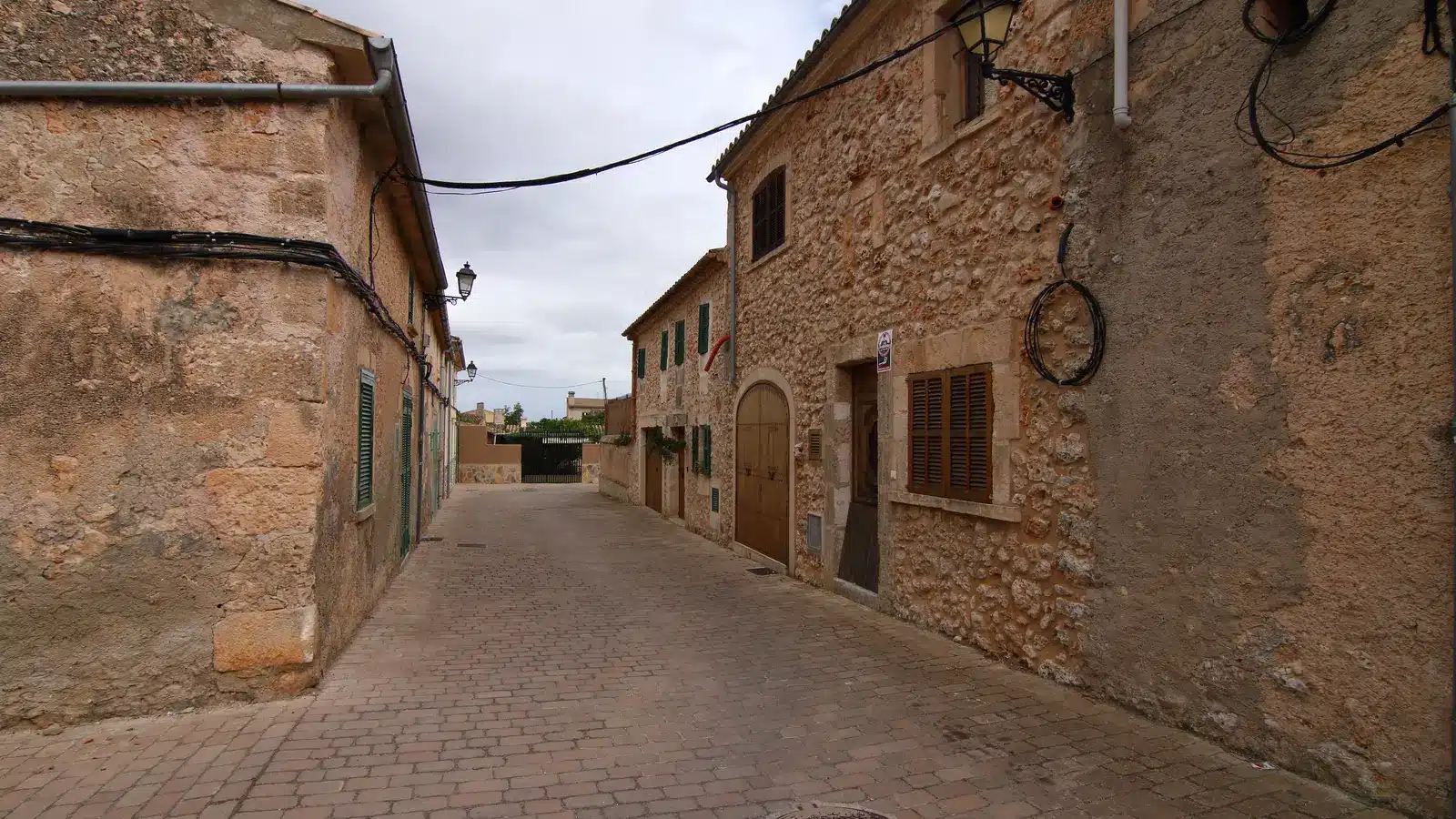 Ariany liegt auf einer leichten Anhöhe zwischen Petra, Sineu, Maria de la Salut und Santa Margalida. Der Ort ist ein kleines, ruhiges Dorf im Pla de Mallorca und eignet sich als Ausgangspunkt für Petra, Sineu, Maria de la Salut. Ortskern, Landschaftsziele und mögliche Küstenstopps sollten wegen unterschiedlicher Zufahrten getrennt geplant werden. auf Mallorca – Sehenswürdigkeit und Landschaft