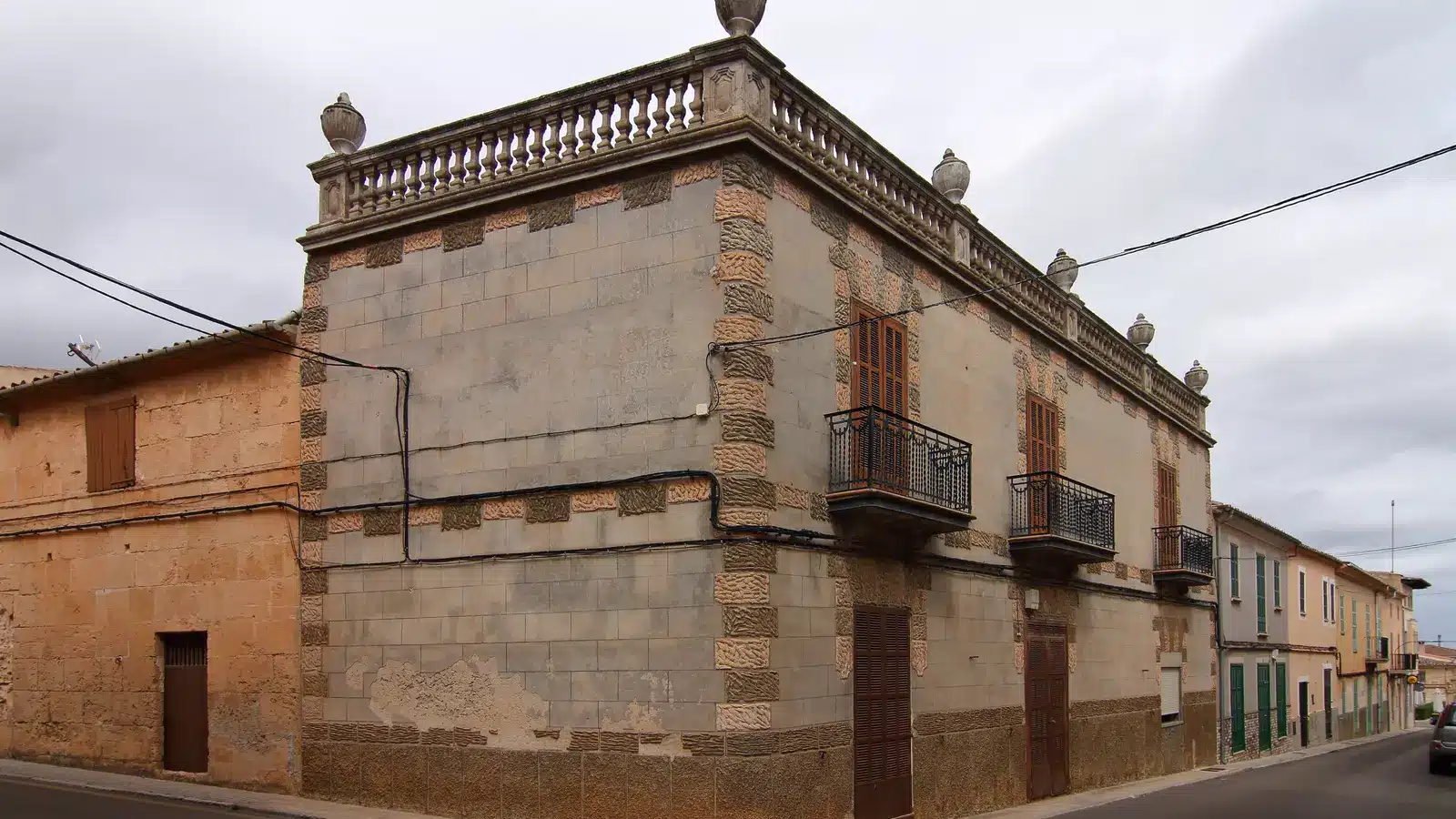Ariany liegt auf einer leichten Anhöhe zwischen Petra, Sineu, Maria de la Salut und Santa Margalida. Der Ort ist ein kleines, ruhiges Dorf im Pla de Mallorca und eignet sich als Ausgangspunkt für Petra, Sineu, Maria de la Salut. Ortskern, Landschaftsziele und mögliche Küstenstopps sollten wegen unterschiedlicher Zufahrten getrennt geplant werden. auf Mallorca – Strand, Küste und Atmosphäre