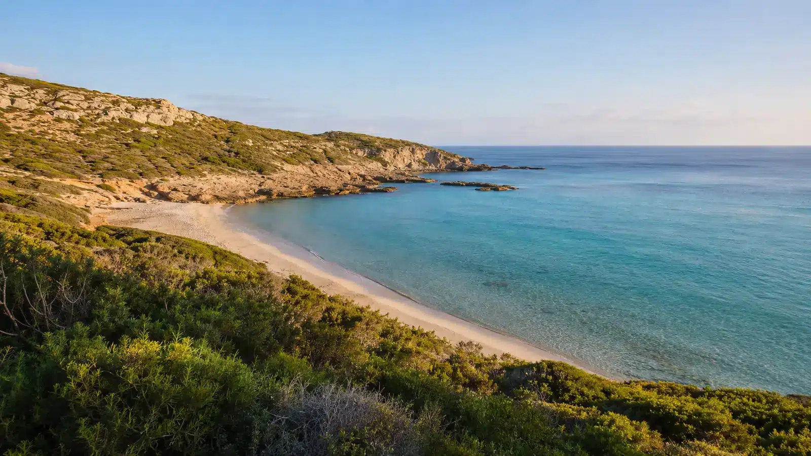 Cala Torta bei Artà mit Sandstrand und türkisfarbenem Wasser