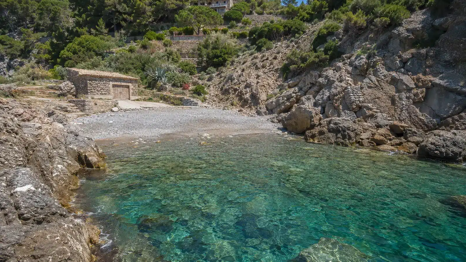 Cala Tuent gehört zur Gemeinde Escorca. Die Seite behandelt den Ort als eigenständiges Reiseziel, verbindet ihn aber mit den Landschaften, Angeboten und Ausflugszielen des Gemeindegebiets. auf Mallorca – Sehenswürdigkeit und Landschaft