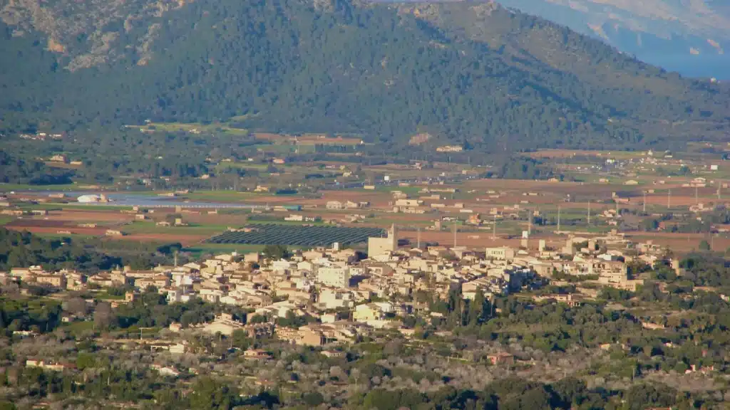 Panoramablick auf Búger vom Puig de Santa Magdalena