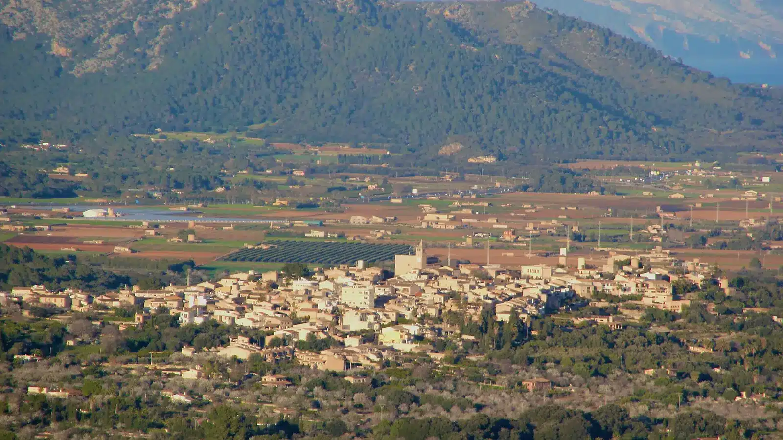 Panoramablick auf Búger vom Puig de Santa Magdalena