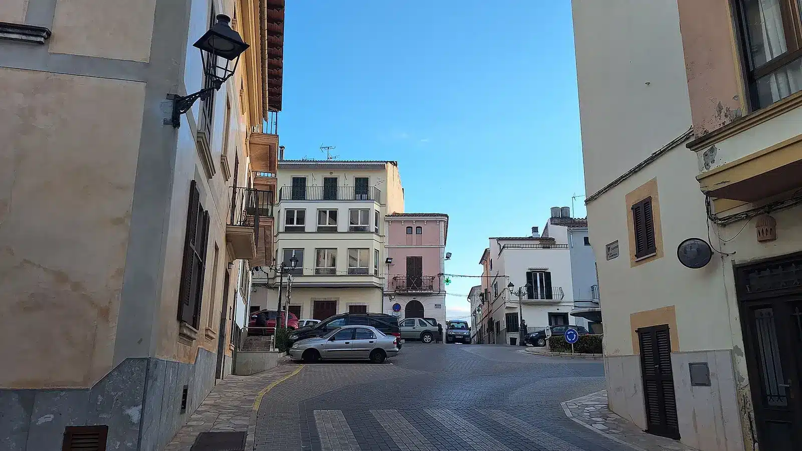 Búger liegt zwischen Campanet, Sa Pobla und den fruchtbaren Ebenen im Norden Mallorcas. Der Ort ist ein kleiner, erhöhter Landort im nördlichen Raiguer und eignet sich als Ausgangspunkt für Campanet, Sa Pobla, Muro. Ortskern, Landschaftsziele und mögliche Küstenstopps sollten wegen unterschiedlicher Zufahrten getrennt geplant werden. auf Mallorca – Strand, Küste und Atmosphäre