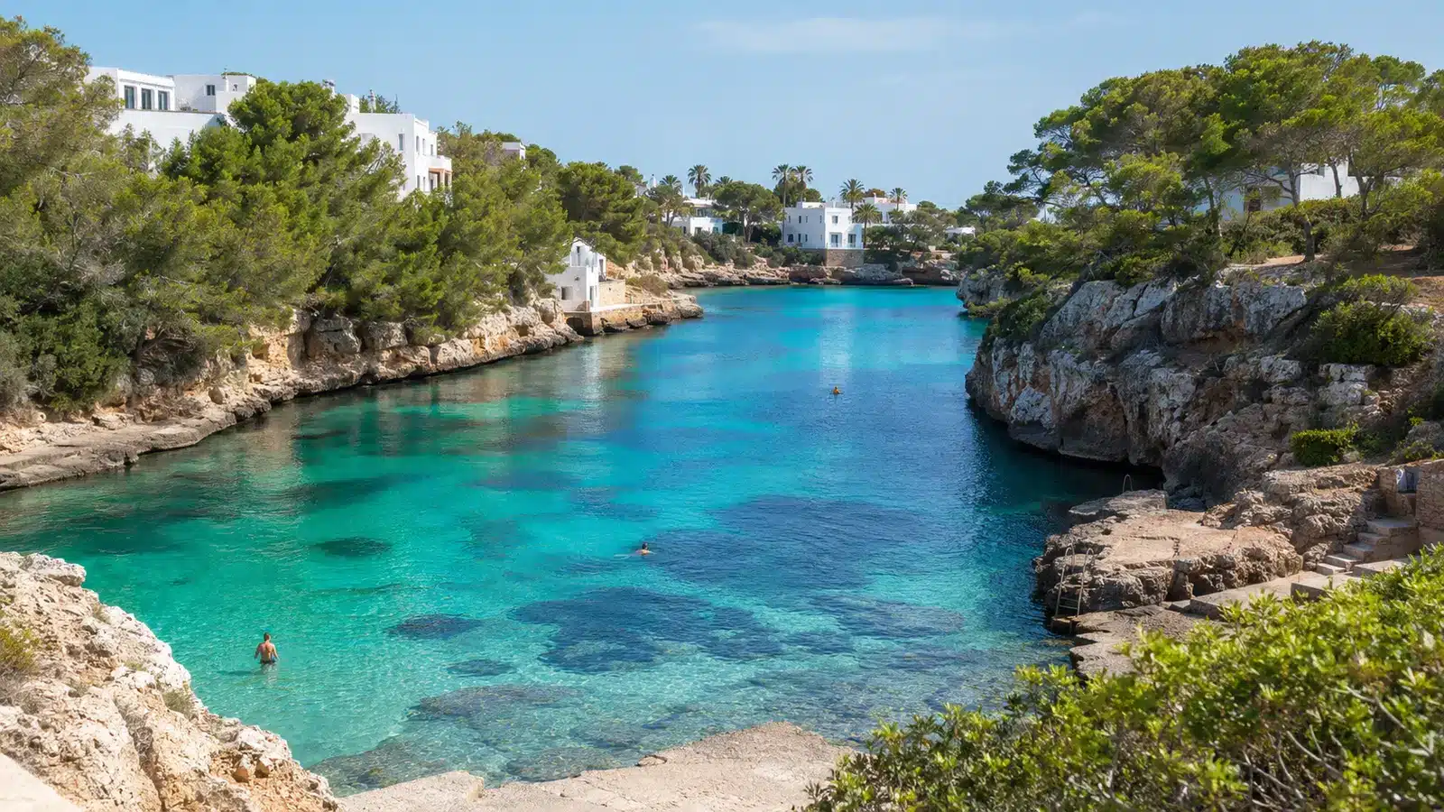 Türkisfarbene Bucht an Mallorcas Ostküste bei Cala d’Or