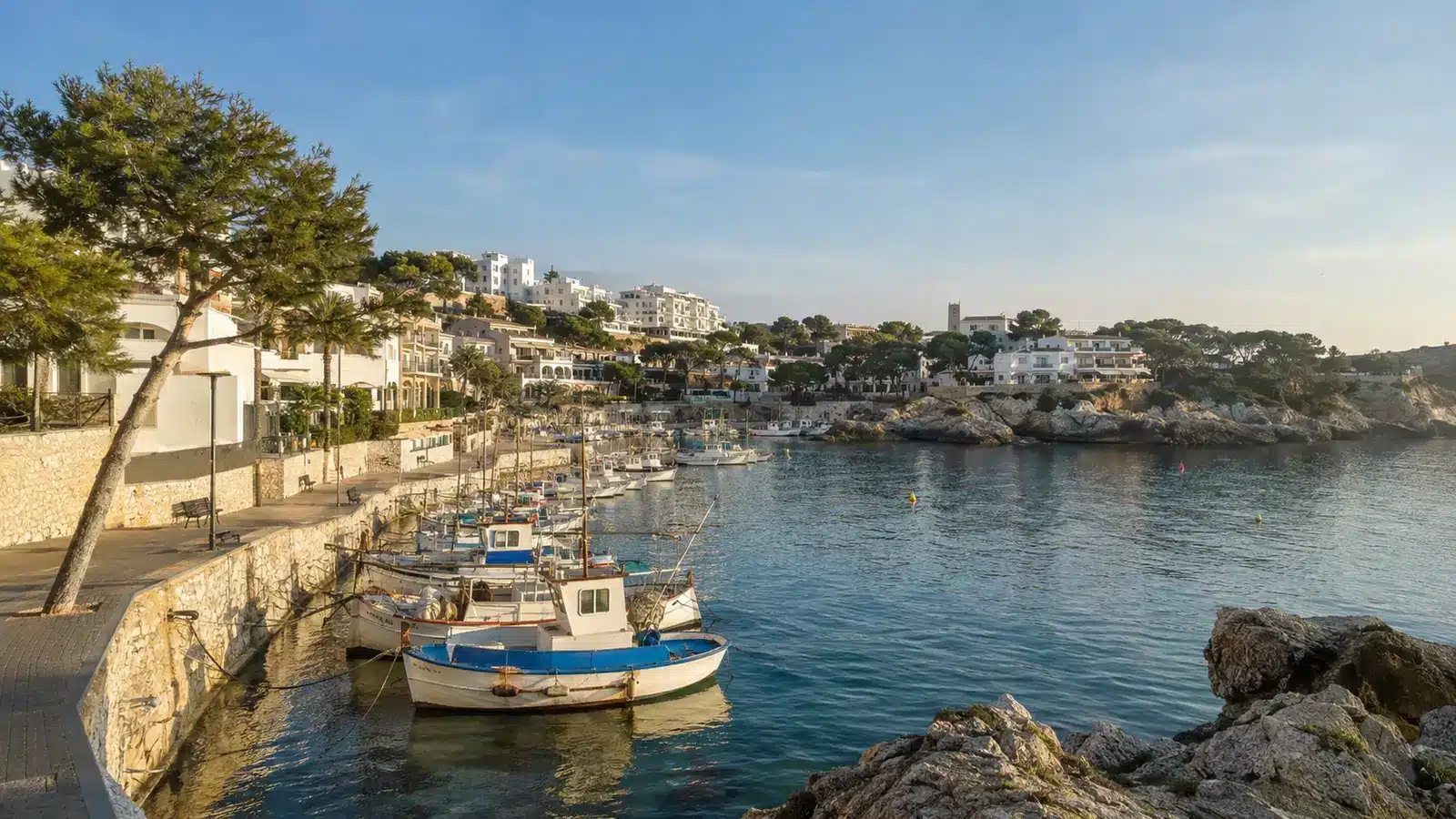 Fischerboote und Promenade im Hafen von Cala Ratjada auf Mallorca