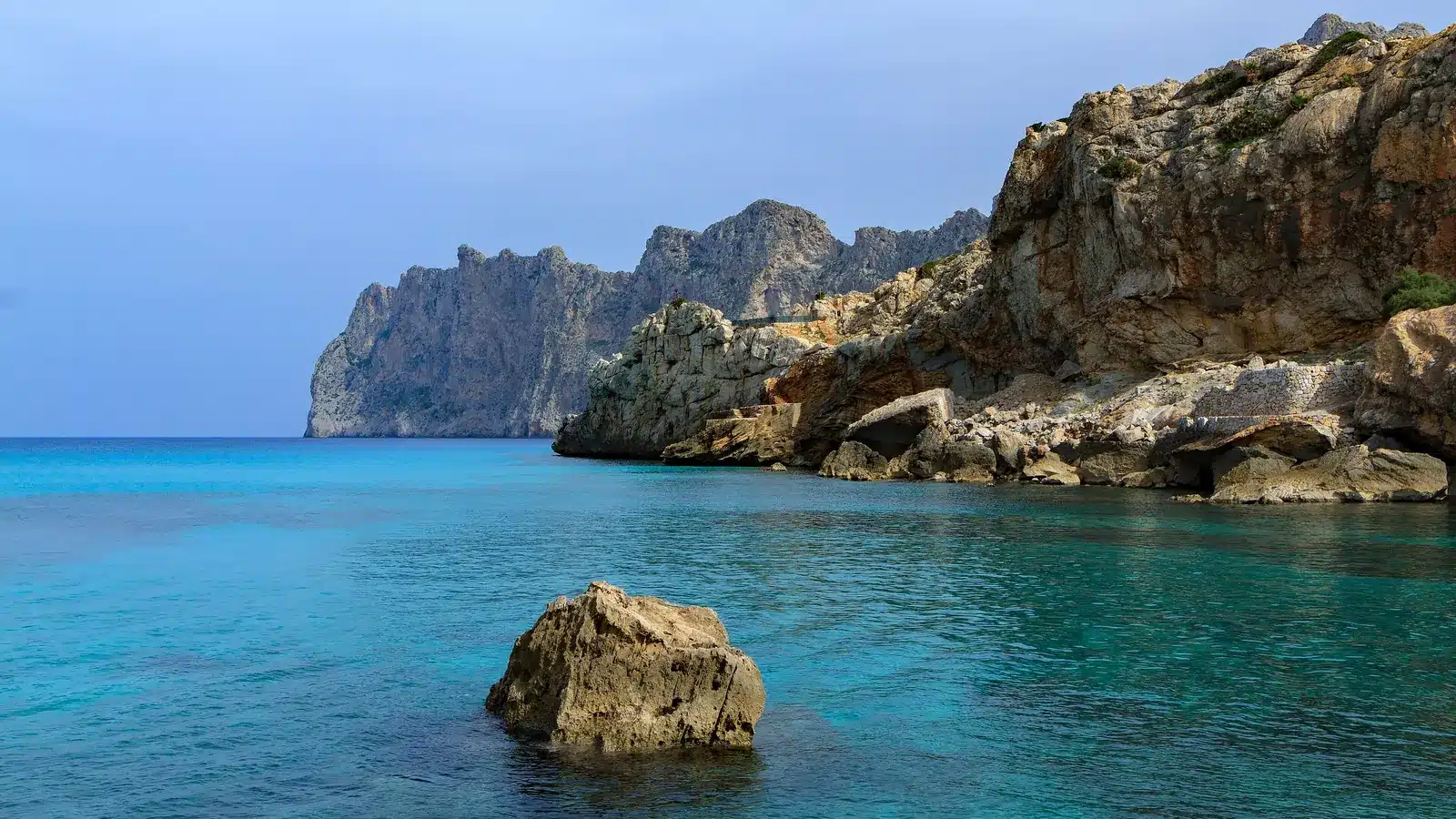 Cala Sant Vicenç gehört zur Gemeinde Pollença. Der Ort ist ein kleiner Küstenort zwischen Bergen und vier sehr unterschiedlichen Buchten und eignet sich als Ausgangspunkt für Pollença, Port de Pollença, Formentor. Ortskern, Strand, Landschaftsziele und Nachbarorte sollten wegen unterschiedlicher Zufahrten und Parkplatzlagen als getrennte Bausteine geplant werden. auf Mallorca – Sehenswürdigkeit und Landschaft