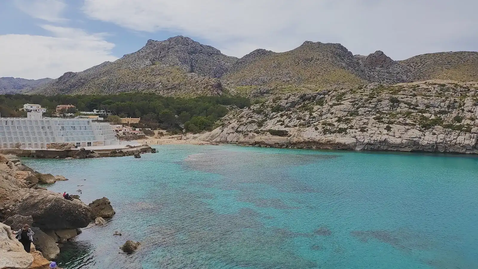 Cala Sant Vicenç gehört zur Gemeinde Pollença. Der Ort ist ein kleiner Küstenort zwischen Bergen und vier sehr unterschiedlichen Buchten und eignet sich als Ausgangspunkt für Pollença, Port de Pollença, Formentor. Ortskern, Strand, Landschaftsziele und Nachbarorte sollten wegen unterschiedlicher Zufahrten und Parkplatzlagen als getrennte Bausteine geplant werden. auf Mallorca – Strand, Küste und Atmosphäre