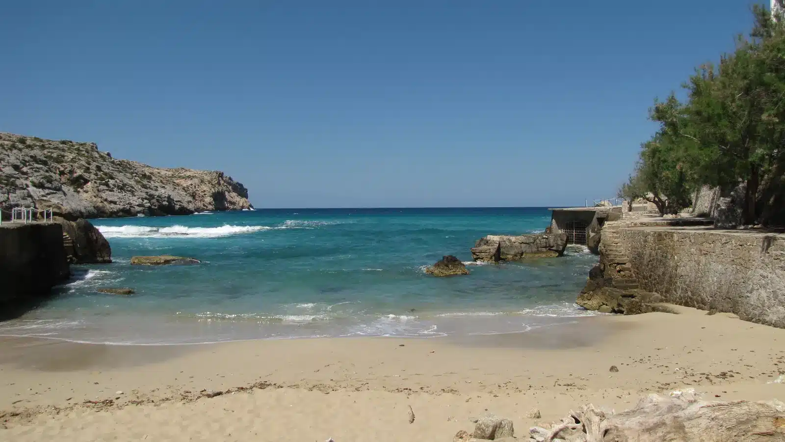 Fotoshooting in Cala Sant Vicenç gehört zur Gemeinde Pollença. Der Ort ist ein kleiner Küstenort zwischen Bergen und vier sehr unterschiedlichen Buchten und eignet sich als Ausgangspunkt für Pollença, Port de Pollença, Formentor. Ortskern, Strand, Landschaftsziele und Nachbarorte sollten wegen unterschiedlicher Zufahrten und Parkplatzlagen als getrennte Bausteine geplant werden. auf Mallorca