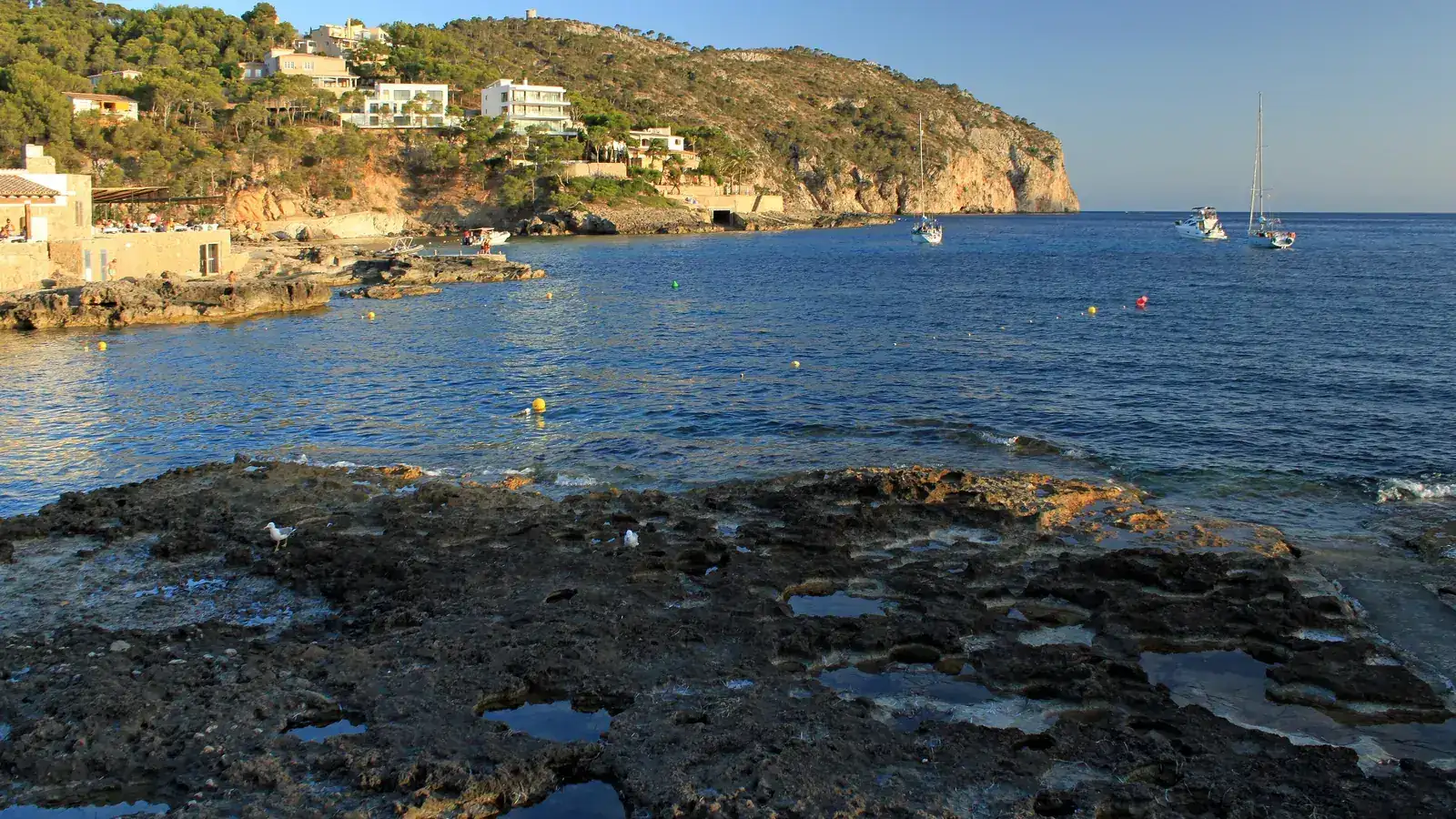 Camp de Mar gehört zur Gemeinde Andratx. Der Ort ist ein kompakter Ferienort rund um eine geschützte U-förmige Sandbucht und eignet sich als Ausgangspunkt für Peguera, Andratx, Port d’Andratx. Ortskern, Strand, Landschaftsziele und Nachbarorte sollten wegen unterschiedlicher Zufahrten und Parkplatzlagen als getrennte Bausteine geplant werden. auf Mallorca – Strand, Küste und Atmosphäre
