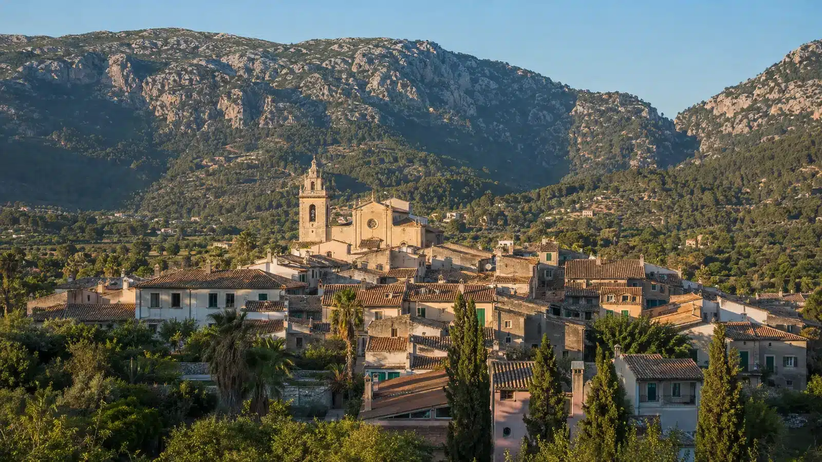 Dächer und Kirche von Campanet vor der Serra de Tramuntana auf Mallorca