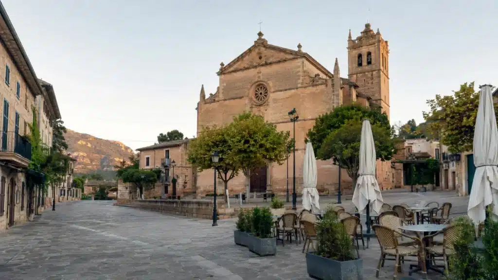 Plaça Major mit Kirche und Dorfatmosphäre in Campanet auf Mallorca