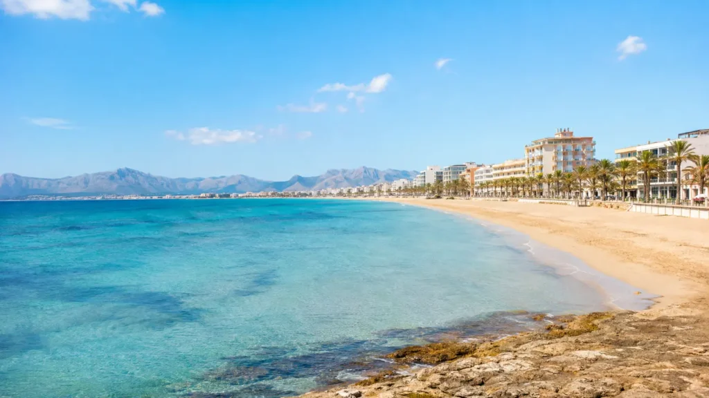 Weiter Sandstrand mit türkisfarbenem Meer in Can Picafort auf Mallorca
