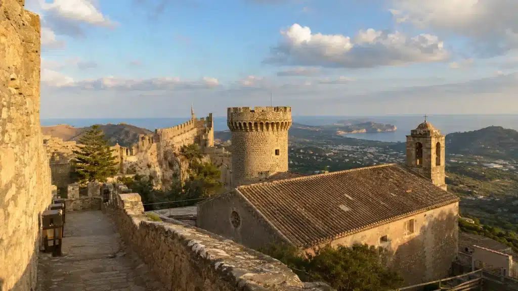 Blick über Mauern und Türme der Burg von Capdepera auf die Landschaft