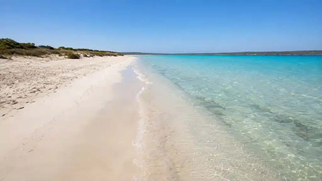 Heller Naturstrand und türkisfarbenes Wasser am Es Trenc auf Mallorca