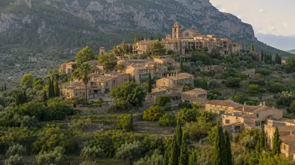 Bergdorf Deià auf Mallorca vor der Serra de Tramuntana