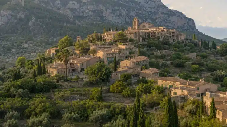 Bergdorf Deià auf Mallorca vor der Serra de Tramuntana