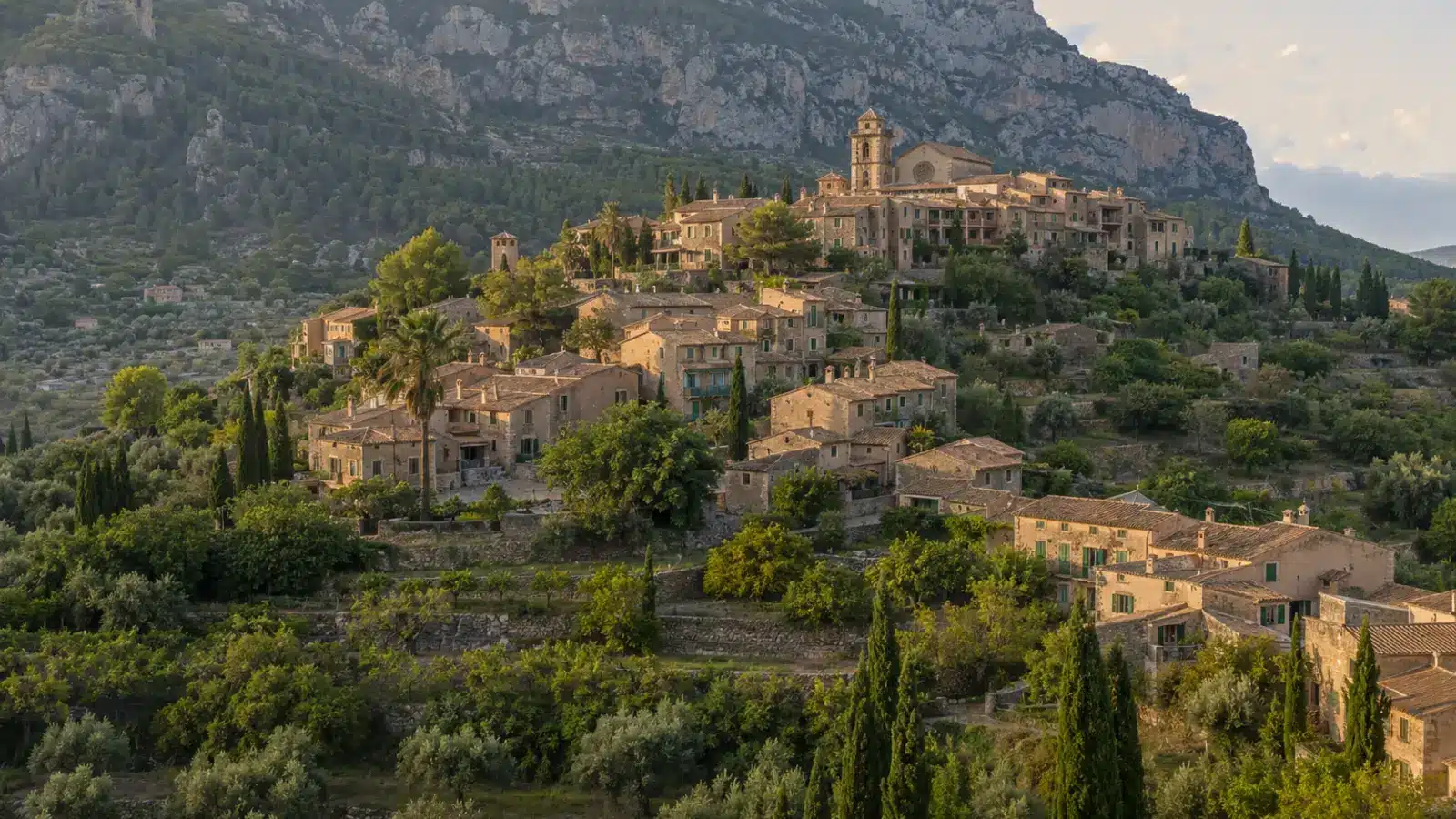 Bergdorf Deià auf Mallorca vor der Serra de Tramuntana