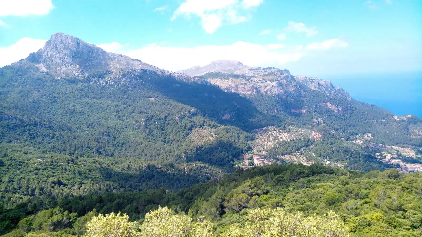 Fotoshooting in Estellencs liegt an einem steilen Hang zwischen Puig de Galatzó, Terrassenfeldern und dem Meer. Der Ort ist ein kleines Bergdorf an der westlichen Tramuntana-Küste und eignet sich als Ausgangspunkt für Banyalbufar, Andratx, Sant Elm. Ortskern, Landschaftsziele und mögliche Küstenstopps sollten wegen unterschiedlicher Zufahrten getrennt geplant werden. auf Mallorca