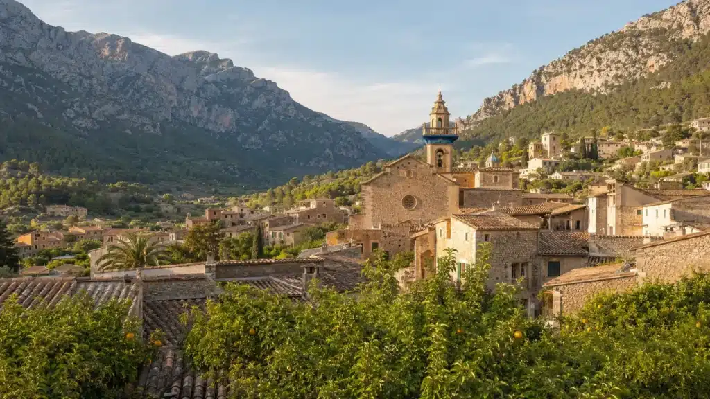 Bergdorf Fornalutx mit Kirche und Tramuntana-Bergen