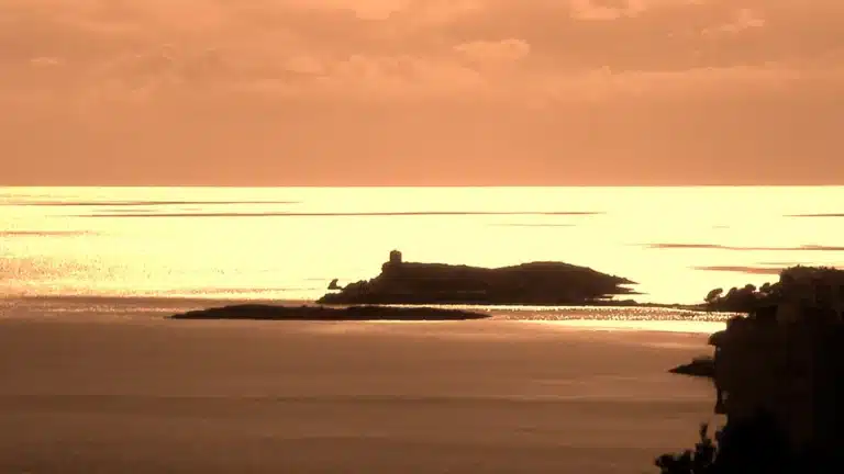 Illetes auf Mallorca mit Küsten- oder Ortslandschaft