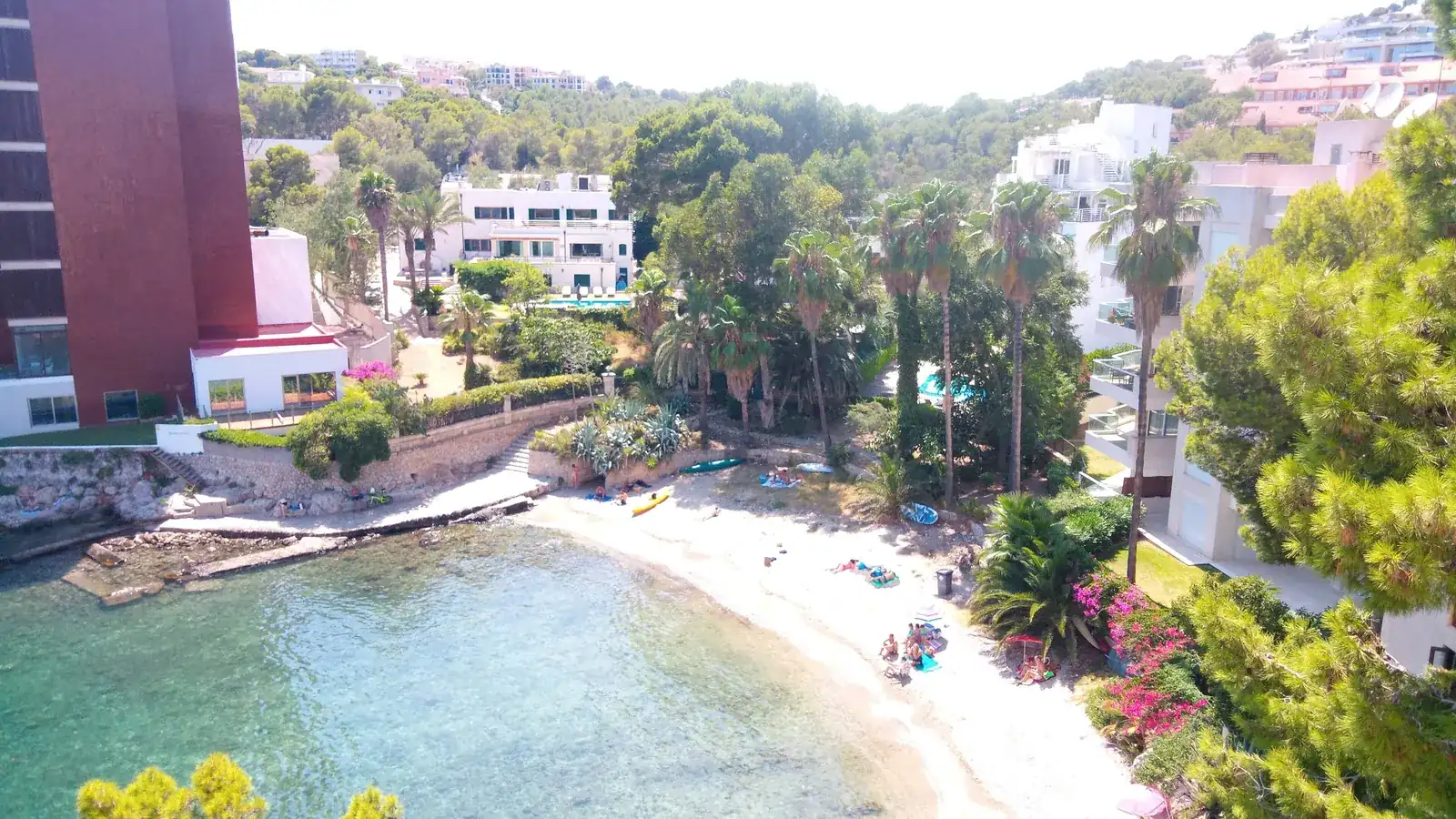 Illetes gehört zur Gemeinde Calvià. Der Ort ist ein stadtnaher Küstenort mit kleinen Sandbuchten und felsigen Badeplätzen und eignet sich als Ausgangspunkt für Portals Nous, Bendinat, Cala Major. Ortskern, Strand, Landschaftsziele und Nachbarorte sollten wegen unterschiedlicher Zufahrten und Parkplatzlagen als getrennte Bausteine geplant werden. auf Mallorca – Sehenswürdigkeit und Landschaft