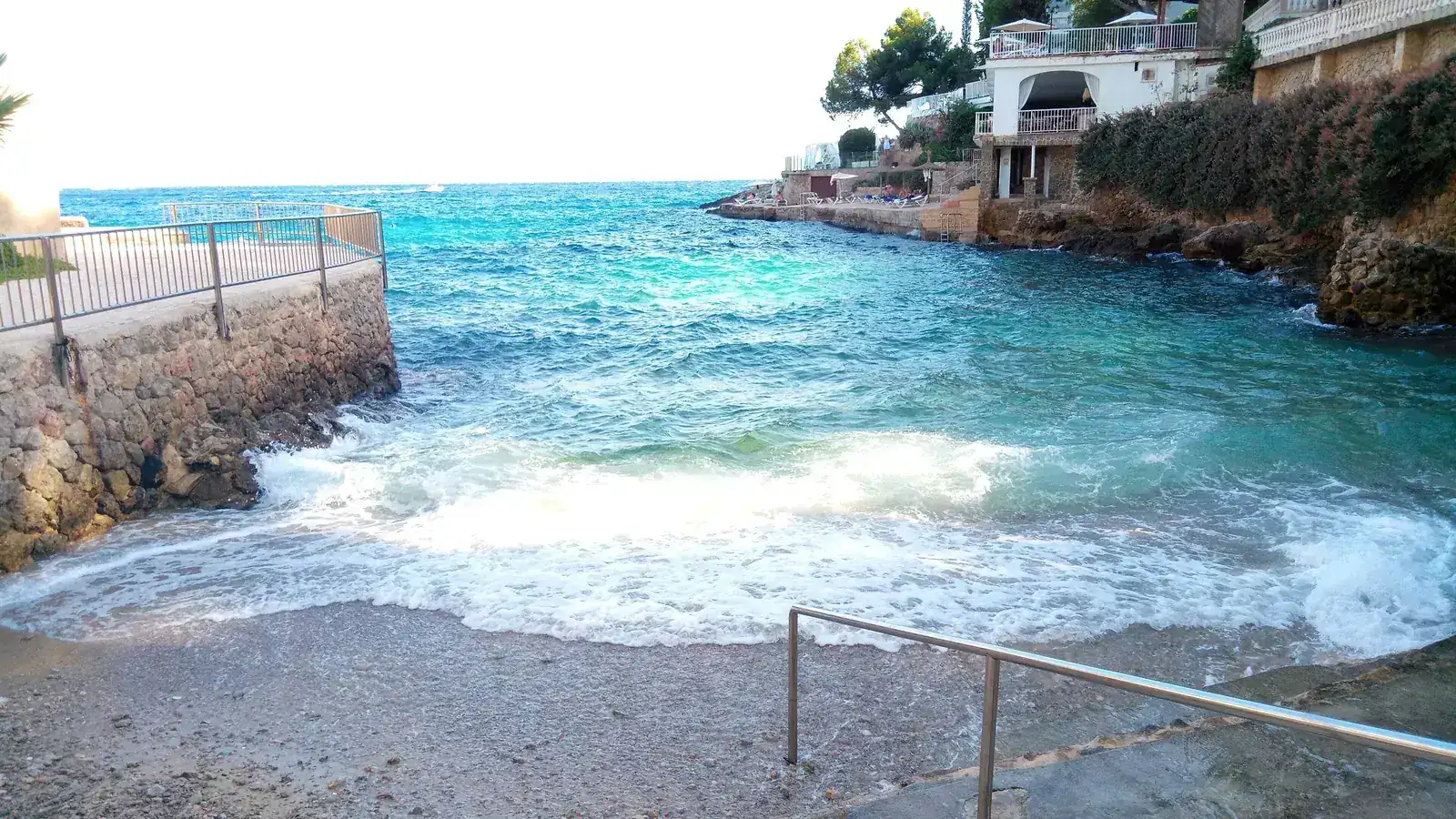 Illetes gehört zur Gemeinde Calvià. Der Ort ist ein stadtnaher Küstenort mit kleinen Sandbuchten und felsigen Badeplätzen und eignet sich als Ausgangspunkt für Portals Nous, Bendinat, Cala Major. Ortskern, Strand, Landschaftsziele und Nachbarorte sollten wegen unterschiedlicher Zufahrten und Parkplatzlagen als getrennte Bausteine geplant werden. auf Mallorca – Strand, Küste und Atmosphäre