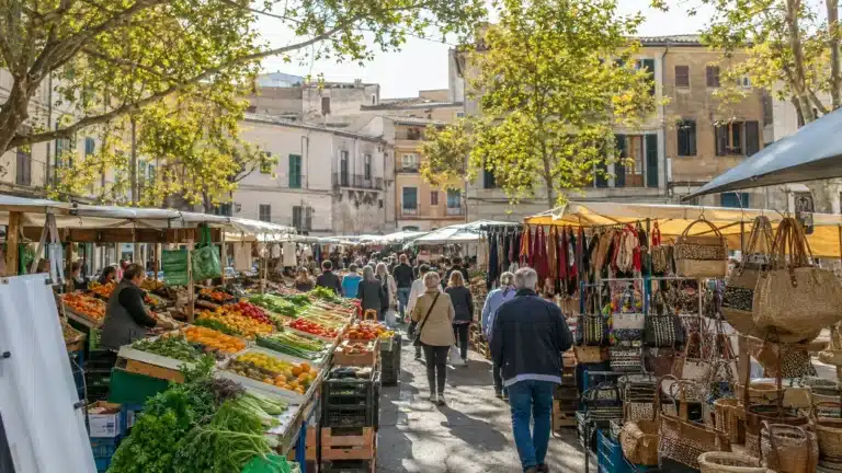 Bunte Marktstände auf dem Donnerstagsmarkt in Inca auf Mallorca