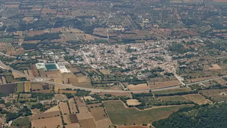 Luftbild von Llubí im Pla de Mallorca