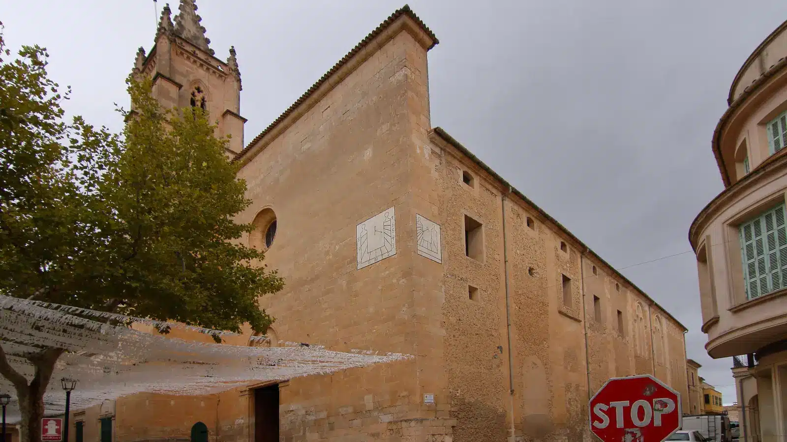 Llubí liegt zwischen Feldern, Windmühlen und kleinen Straßen im nördlichen Inselinneren. Der Ort ist ein traditioneller Landort im Pla de Mallorca und eignet sich als Ausgangspunkt für Muro, Sineu, Sa Pobla. Ortskern, Landschaftsziele und mögliche Küstenstopps sollten wegen unterschiedlicher Zufahrten getrennt geplant werden. auf Mallorca – Sehenswürdigkeit und Landschaft